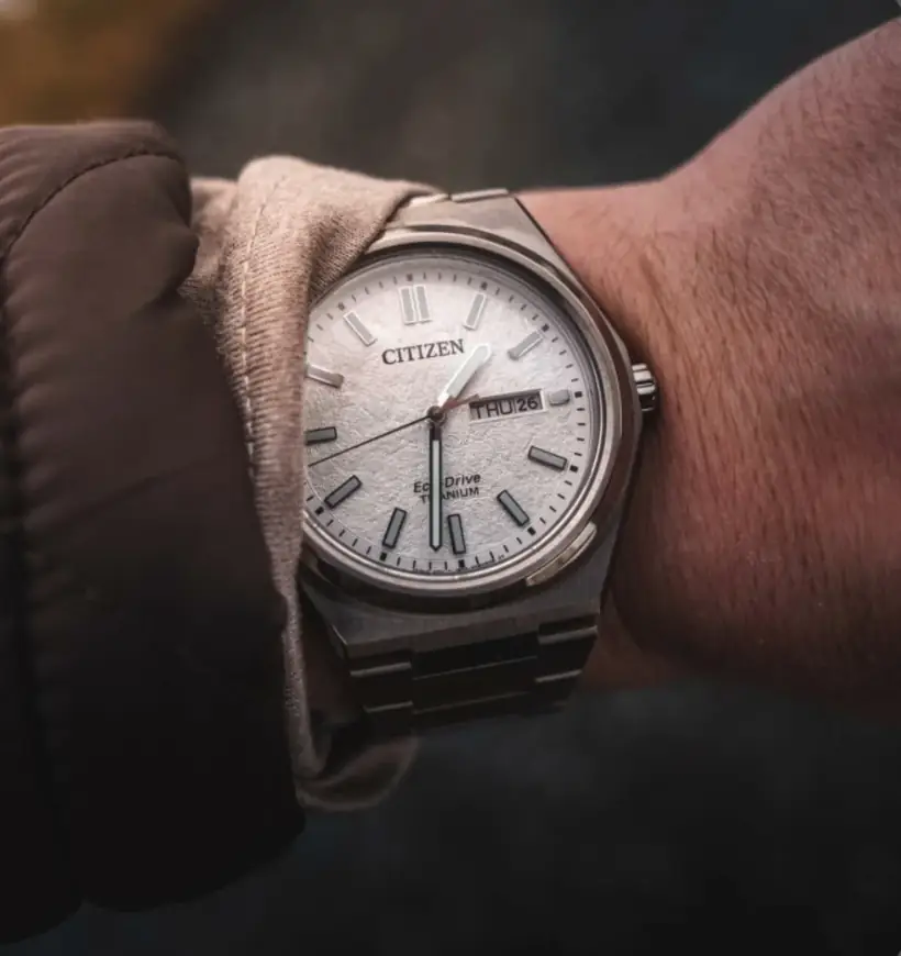 Reloj Citizen de hombre Eco-Drive con caja y malla de titanio