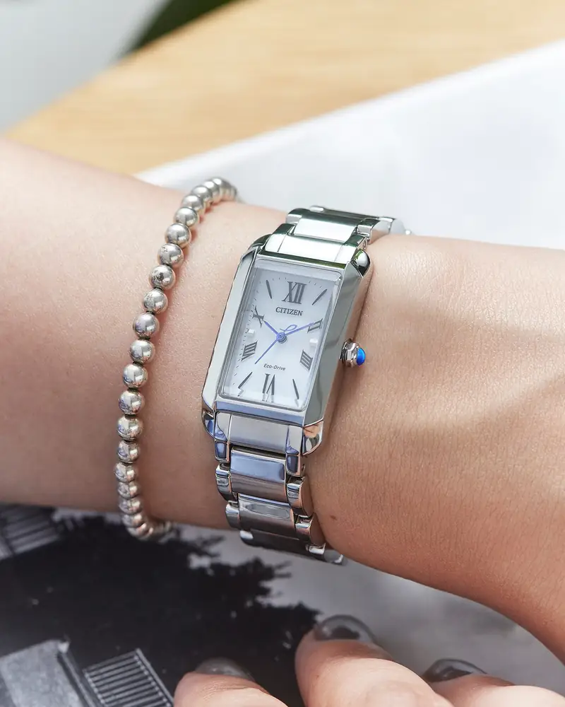 Reloj Citizen de mujer Eco-Drive con caja rectangular en la muñeca